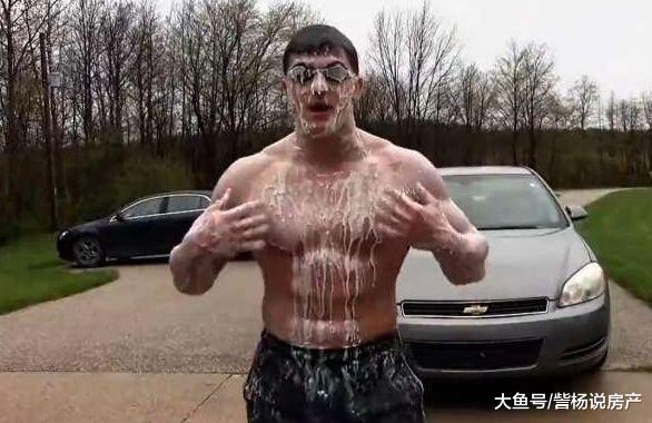 一男子作死挑战，滚烫蜡油倒在身上，结果下一秒却悲催了