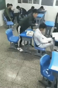 爆笑GIF：终于，十分钟后塞进去了