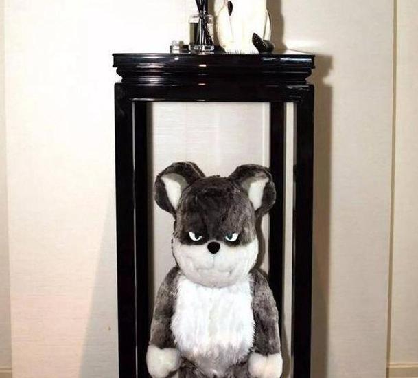 晒晒王思聪住的豪宅，装修造价过千万，连书房都放两台电脑