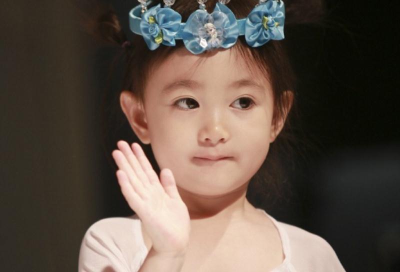 李小鹏女儿才是“整容式”长大，模样像极了妈妈，今撞脸赵丽颖