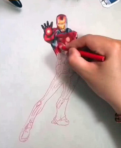 美术生画钢铁侠，开局嫌姿势难看，看到对折后：爱你不止三千遍