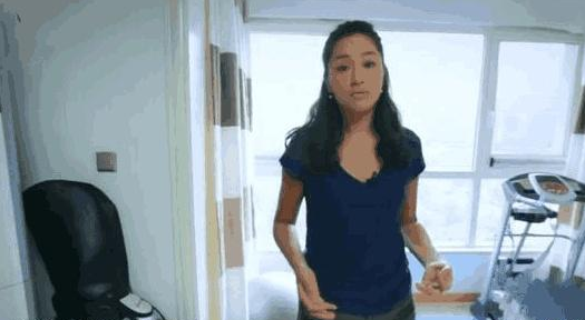 晒晒翟颖住的豪宅，家里杂物凌乱地摆放，生活中没怎么收拾