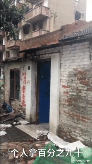 拆迁补偿未谈妥，拆迁办趁他出差“偷拆”，并说是大风刮倒的！