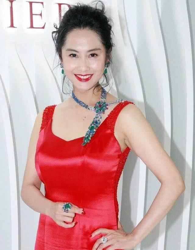 朱茵简直了, 46岁上身快把裙子撑爆, 网友都是黄贯中的功劳!