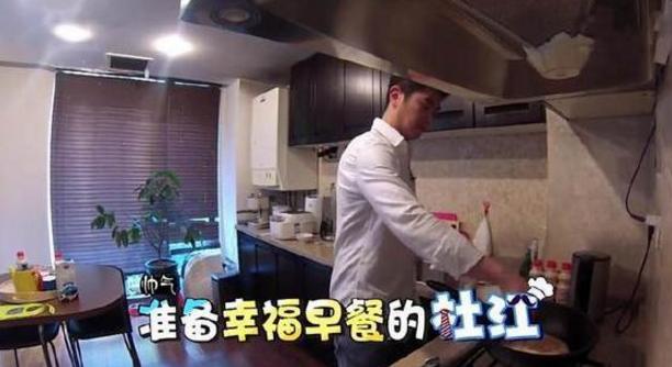 参观霍思燕住的别墅，家里到处都放满植物，客厅足足两层楼高