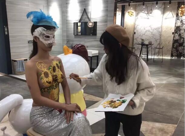 “人体彩绘”的现状: 想赚钱就要多脱, 常常被揩油, 更可怕的是这个
