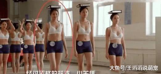 97年的关晓彤，98年的程潇，网友：仅相差1岁，到底怎么比？