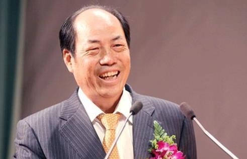 他出身贫困，18年没穿过鞋子，如今身价千亿，女儿成中国女首富