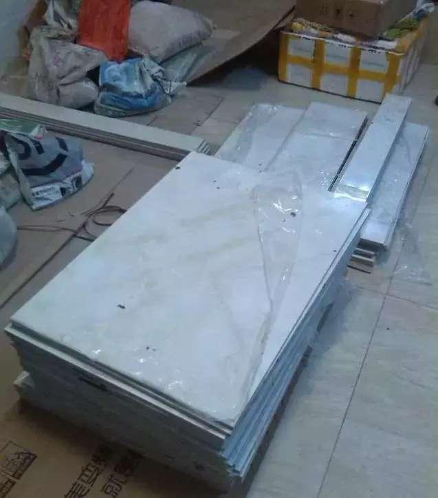 老公坚持瓷砖砌橱柜，省了几千块，邻居看后求老公帮忙砌一个！