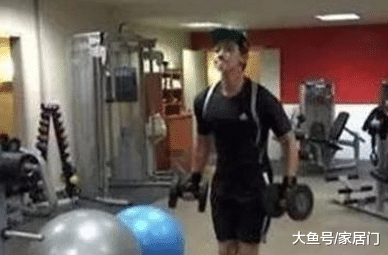 带你看看Rain住的豪宅，客厅面积真大，一天都有阳光照射