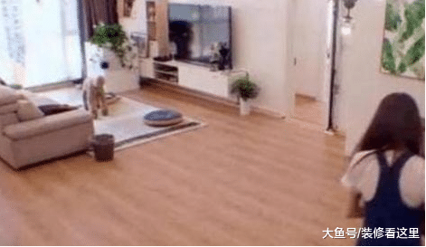 这位明星的卫生间设计真开放，墙壁都是透明的，大家能猜到是谁吗