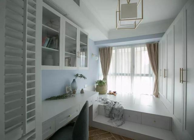 136㎡简约美式三居室，巧设木格玻璃门窗做隔断，宽敞明亮又通透