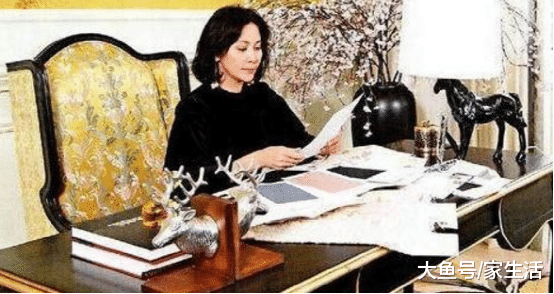 带你参观刘嘉玲的豪宅，书房椅子像龙椅一样，看得出性格很强势
