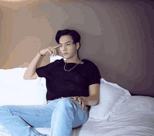 晒晒陈伟荣住的豪宅，内部装修很豪华，住在高档的小区里