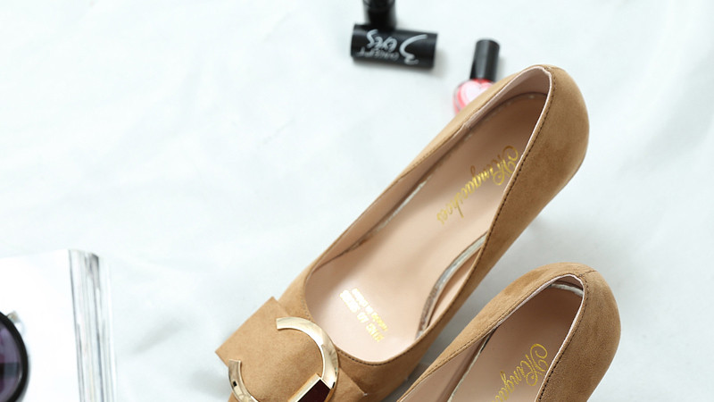 不管女人多少岁，都需要一双这样的高跟鞋