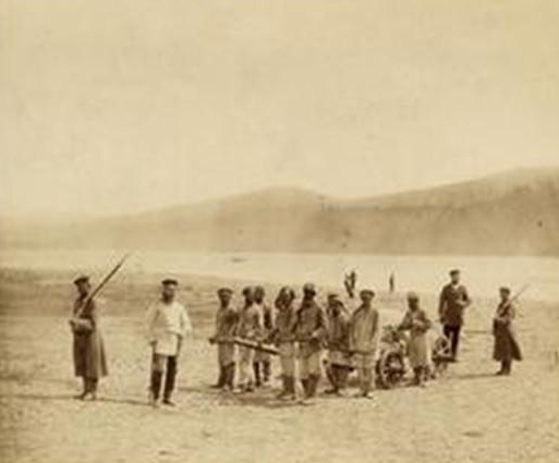 押送犯人的衙役，只能跟犯人一路步行长途跋涉，为何还抢着做？