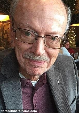 狗狗趴在棺材边，轻轻舔了主人一口，为什么主人不理我呢？