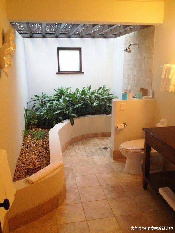 天井种树当庭院用太可惜了，有人脑洞大开，天井改成露天浴室，牛