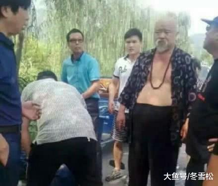 著名男星在一桌女性面前光膀子遭热议，被批毫无形象