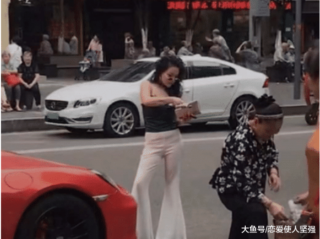 保时捷女司机又曝违规停车，站姿是一大亮点！