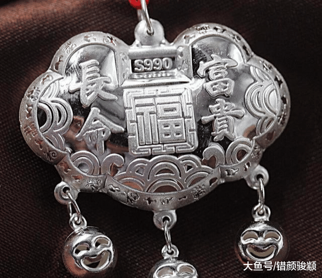 為什么女生喜歡在腳腕或腰間系一根紅繩？原因令人心疼