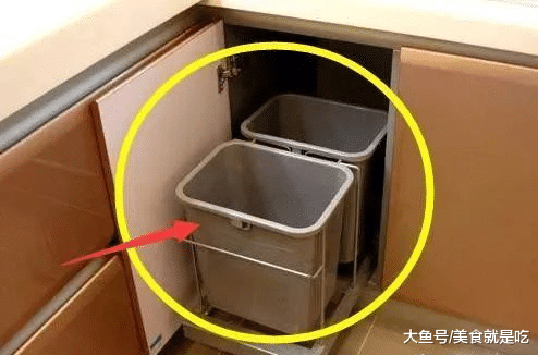 为什么有钱人从不把垃圾桶放这里？听师傅说完，后悔家里放错