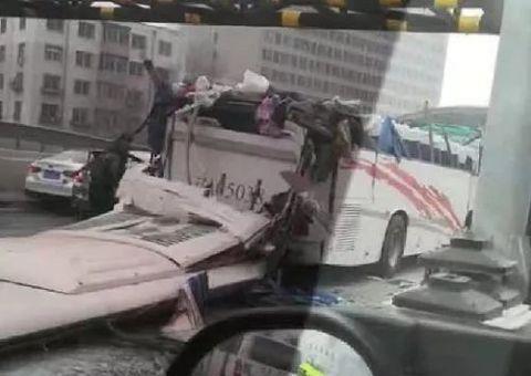 沈阳大巴车撞限高怎么回事？沈阳大巴车为什么会撞限高现场图曝光