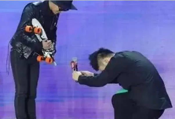 “当众出丑”的四位明星，第一位被爆耍大牌，最后一位失禁尿裤子