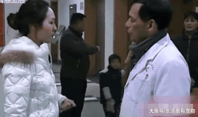 女孩18年不見天日在小黑屋，母親無奈帶去就醫，醫生說看天命！