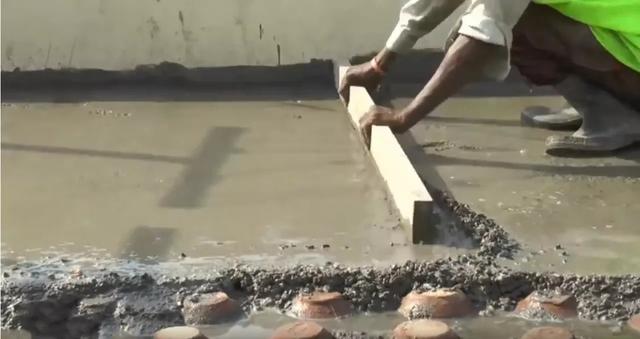 屋顶太热，种菜建游泳池，都不如印度人倒扣黄土碗隔个空气层有效