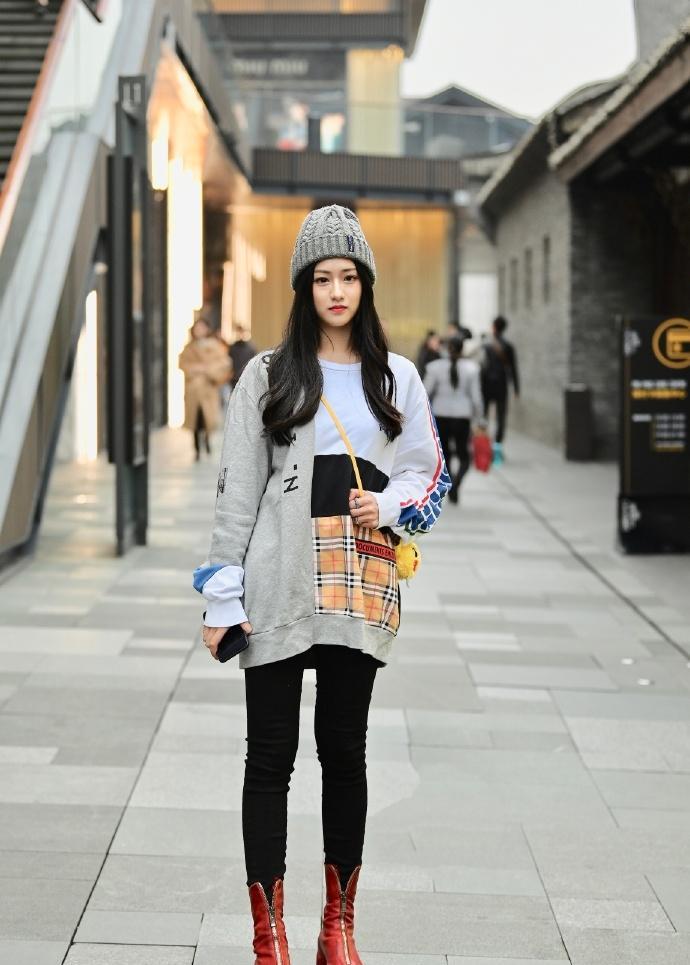 街拍：开春小个子女生这么穿，显瘦显腿长，美腿太抢镜！