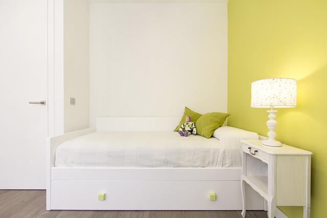 玄关不打柜子，却安装木板，收纳不误还能坐着换鞋，效果出奇好！