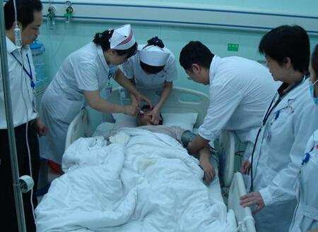 17岁男子口吐白沫倒下, 医生判断出死因后让家长怎么接受