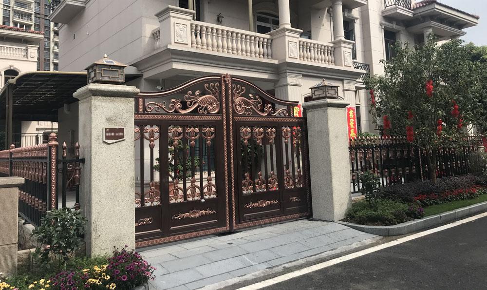 钢铁柔情，你家别墅需要这样的铝艺大门！