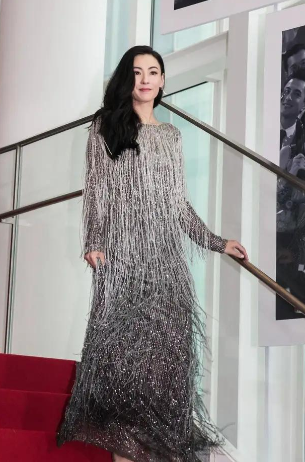 张柏芝最新机场照，一身黑色运动装清新减龄，状态令人羡慕！