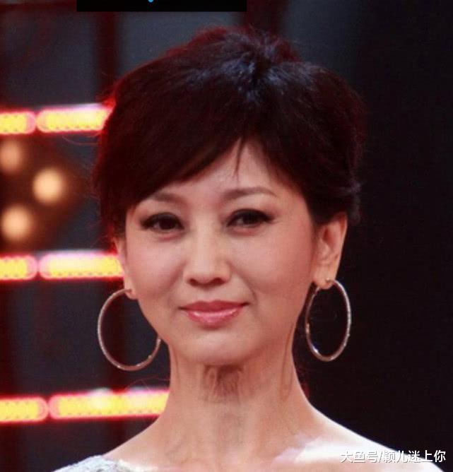 "冻龄女星"全是假象,未修图时统统原形毕露,她直言:卸了妆都是黄脸婆