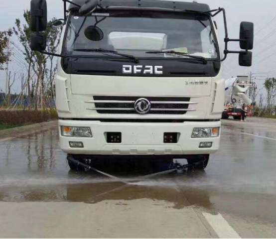 为什么洒水车从来不换歌？听司机怎么说，不是不换是不能换？