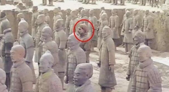 一女子参观时发现兵马俑在动，定睛一看心慌慌
