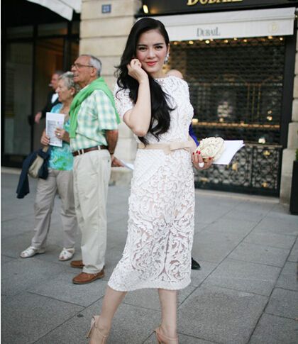 老婆太爱美，感觉自己变老了！不得不说穿连衣裙时真好看