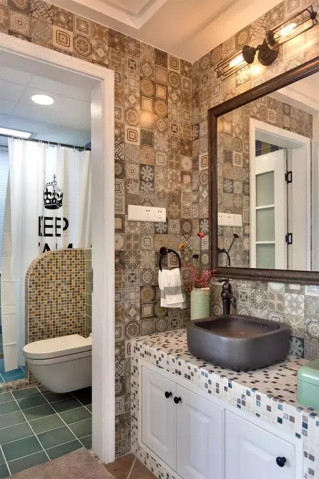 106平美式风三居室，花砖铺贴的三分离式卫生间，实用又好看