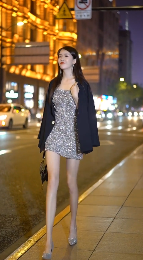 如此美丽的夜景都没有你这一件闪亮的吊带裙瞩目