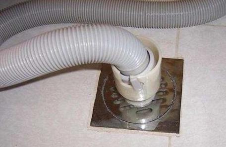 洗衣机可别这样装排水管，洗衣服很容易溢水，这样装才是王道