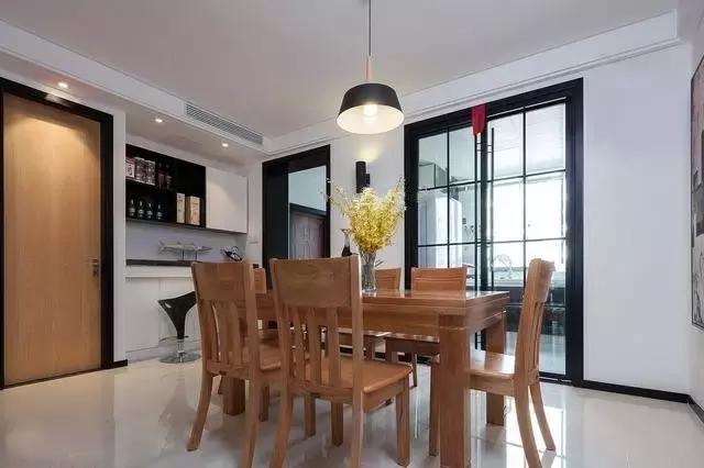 第一次去朋友家，一进大门，就看到一个客厅装修非常漂亮！