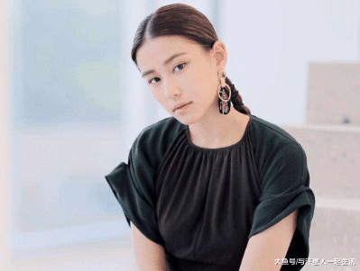 窦骁何超莲公开恋情，他凭什么可以跟豪门千金谈恋爱？他的优秀你看不到