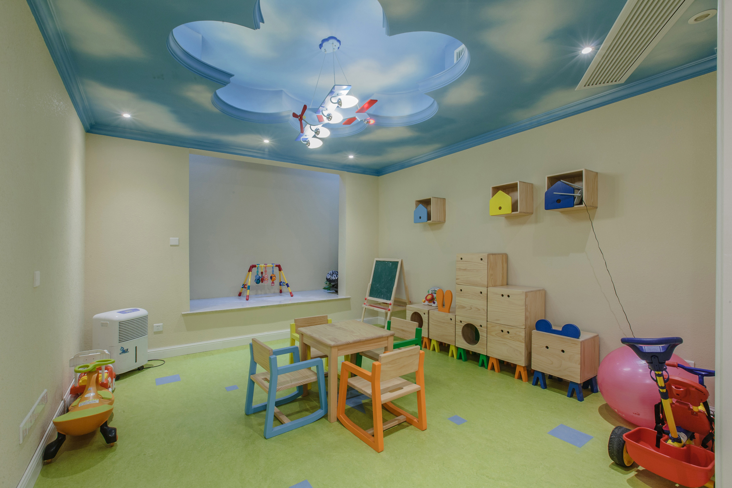 欧式风别墅案例装修图，儿童娱乐室真漂亮，卫生间也大气得很！