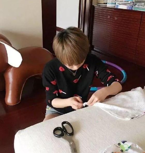 参观吴京现实中的家，在家还会帮老婆按摩，铁汉的生活却很甜蜜