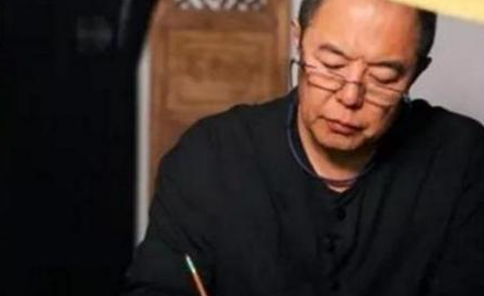 张铁林晒出自己的豪宅，如今爱好收藏古书字画，每一件都价值昂贵