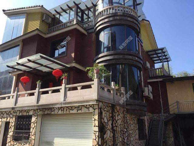 全村争议最大的房子，外墙全是黑色石头，你见过这样的吗？