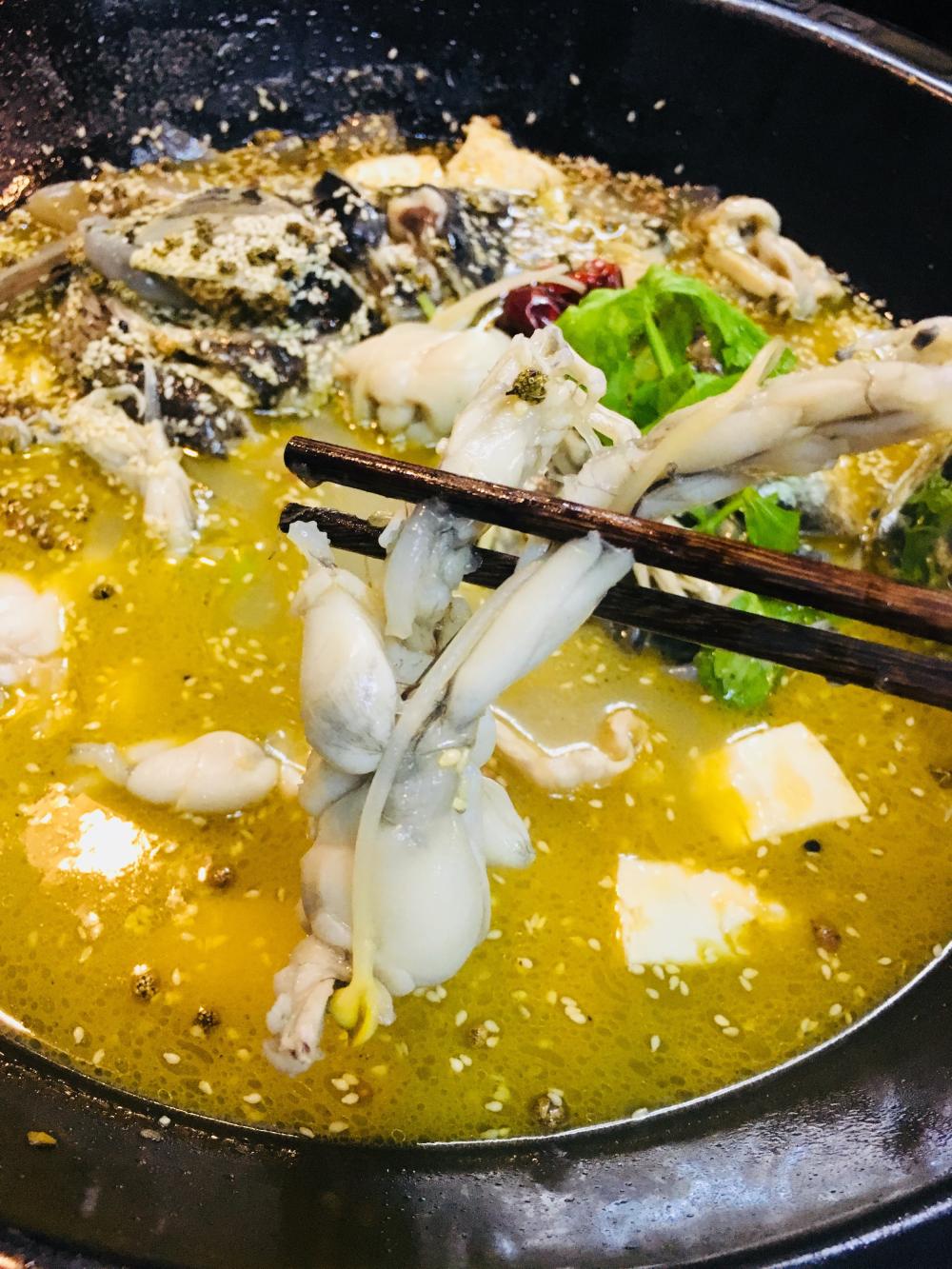 红红火火，一锅味道巴适的美蛙鱼头，在舌尖上爆发出了极致的诱惑力