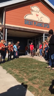 “怪人”搬进收容所狗笼，竟和狗狗同吃同住，原因如此暖心！